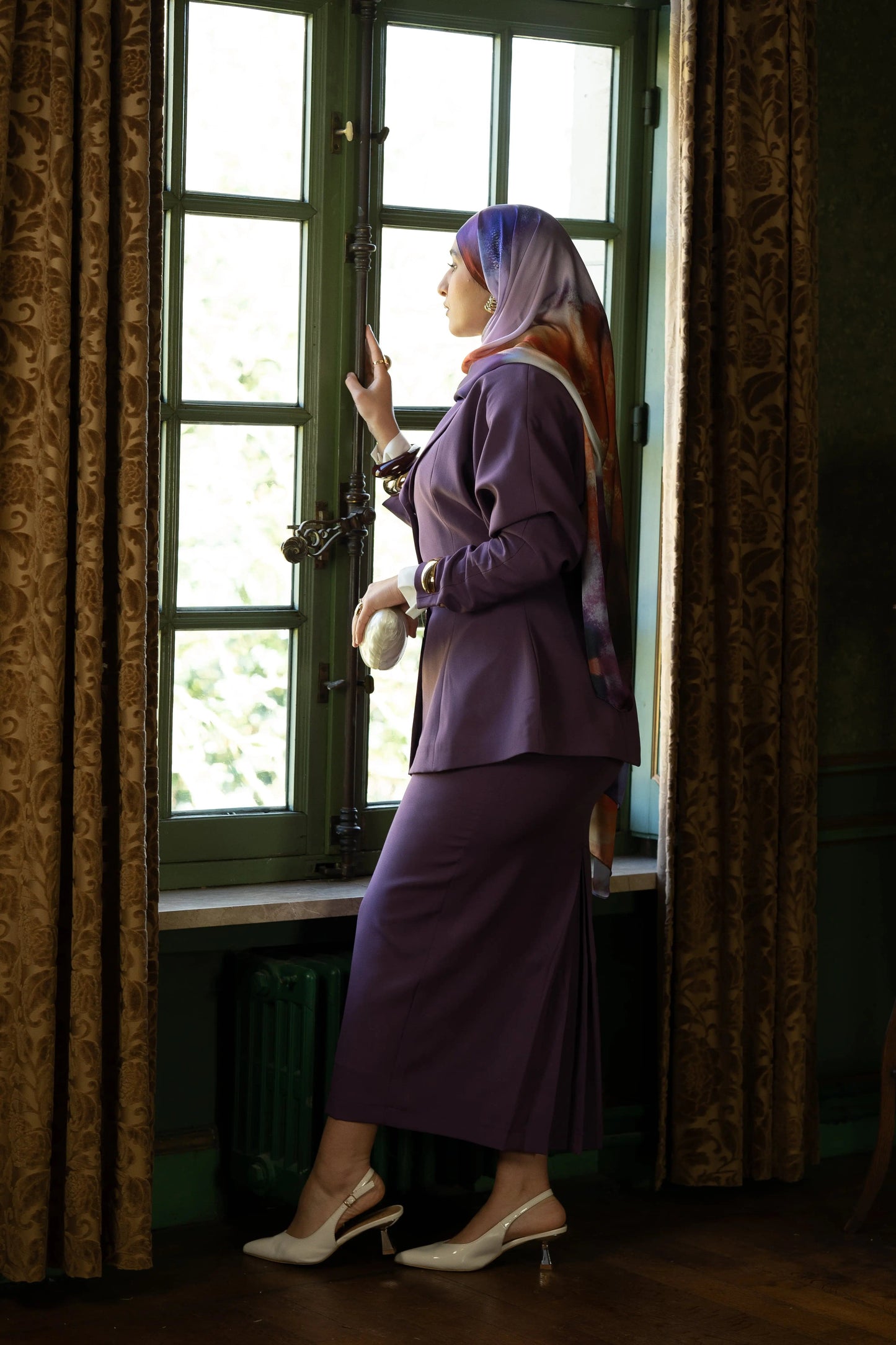 Elegant modest suit for professional women by Nus-suits